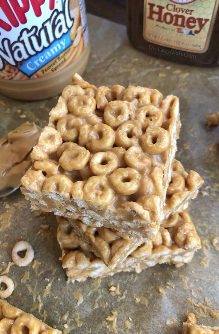 Erdnussbutter-Cheerio-Riegel ohne Backen mit 3 Zutaten - ein gesunder Snack für unterwegs, hergestellt mit Honig, Erdnussbutter und Cheerios! Eine schnelle und einfache Snack-Idee für Kinder und Jugendliche!