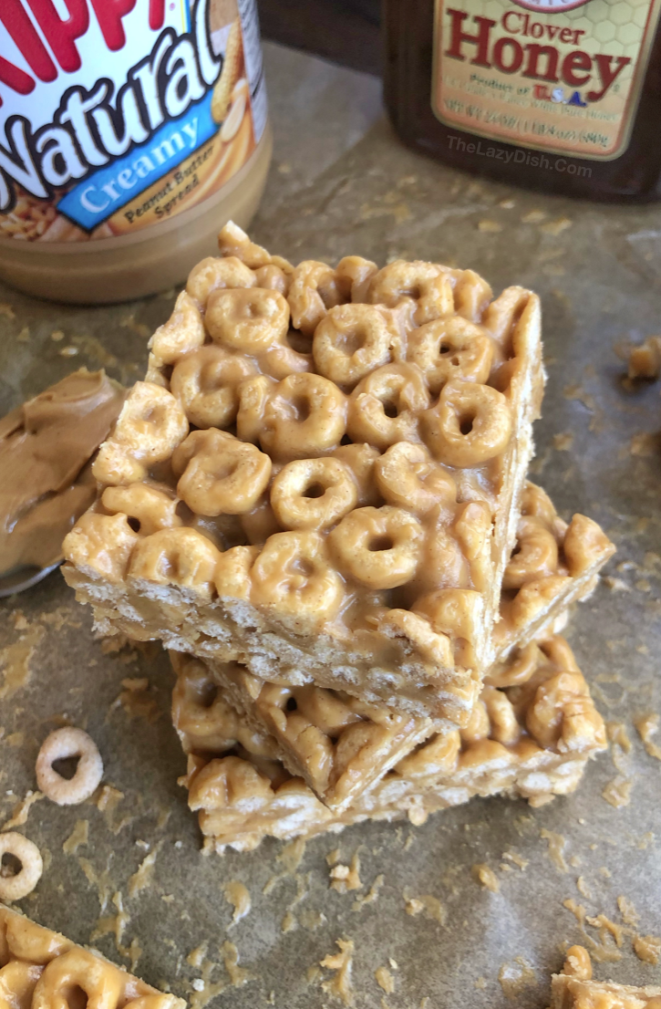 3 Ingredient No Bake Peanut Butter Cheerio Bars - Een gezond tussendoortje of traktatie voor onderweg gemaakt met honing, pindakaas en Cheerios! Een snel en makkelijk kinder snack idee voor zowel peuters als tieners!