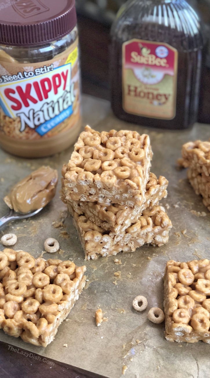 3 Ingrediente No Bake Peanut Butter Cheerio Bars - Uno snack sano o un dolcetto in movimento fatto con miele, burro di arachidi e Cheerios! Un'idea di spuntino per bambini facile e veloce. The Lazy Dish #thelazydish #snackideas #cheerios #peanutbutter