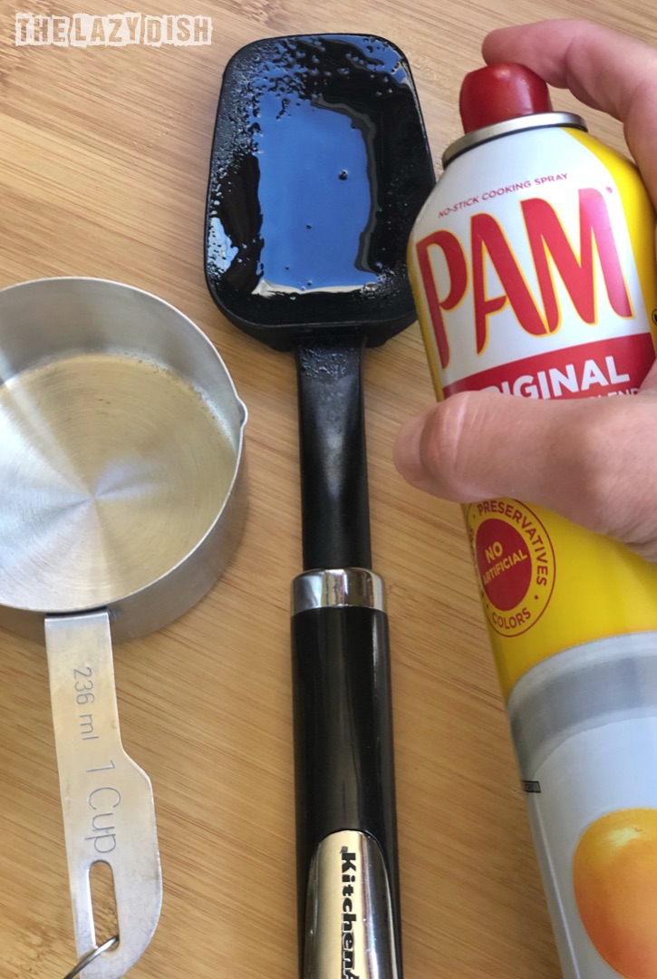 Hack de cocina: rocía los dedos, las espátulas y los vasos medidores con spray de cocina cuando manipules cosas pegajosas como la miel. The Lazy Dish #thelazydish #hacks #tipsandtricks #kitchenhacks