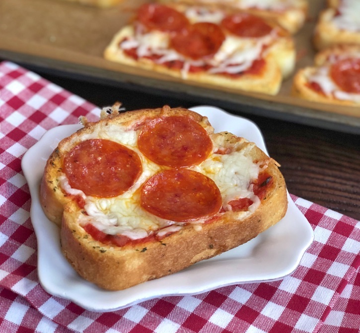 Quick &amp; Easy Mini Garlic Toast Pizzas - The Lazy Dish