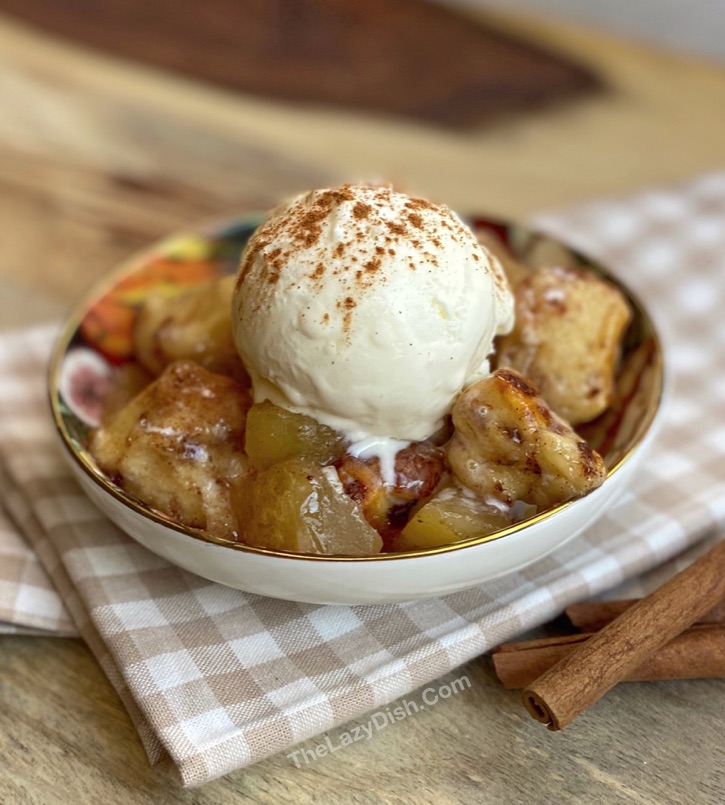  Rask og enkel apple skomaker laget med bare 2 ingredienser! Denne høstinspirerte dessertoppskriften er så enkel å lage! Hjemmelaget Kanel Roll Eple Skomaker 