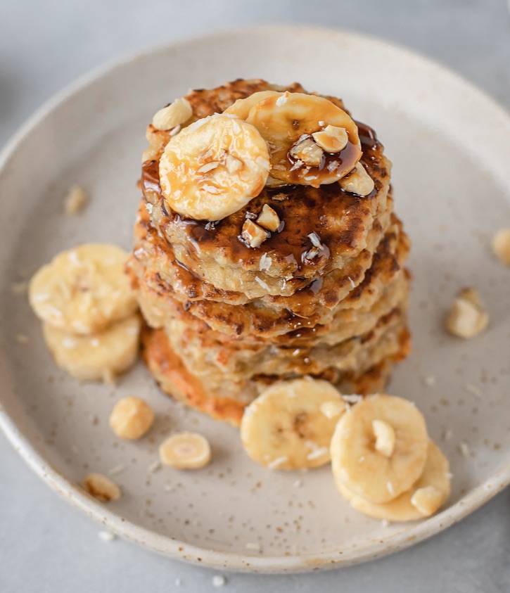 Easy healthy banana oatmeal pancakes made with just 3 ingredients! Vegetarian, clean eating and yummy! 