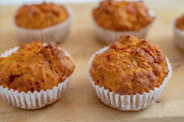 Quick and easy fall pumpkin recipe made with few ingredients: spice cake mix and a can of pumpkin puree. Pumpkin Spice Muffins Recipe