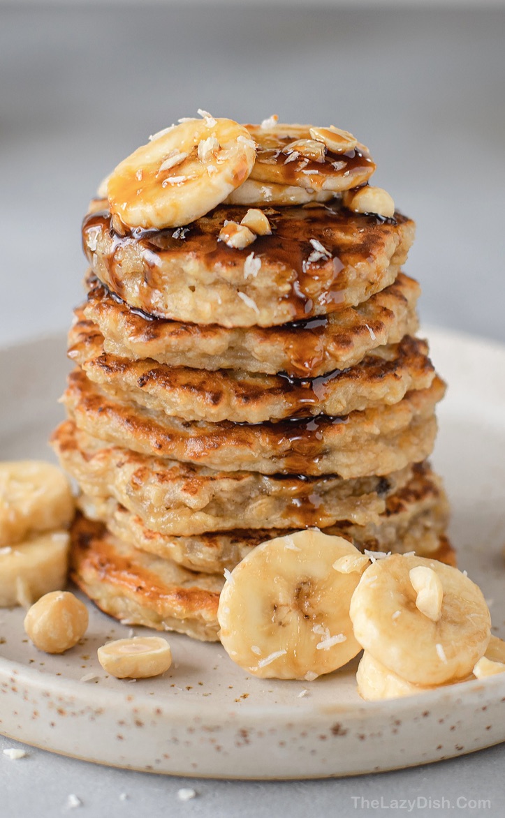 Quick and easy breakfast idea! Healthy Banana Oatmeal Pancakes Recipe. Super yummy! No flour, no sugar, vegetarian and clean eating. The best healthy breakfast for busy mornings. 
