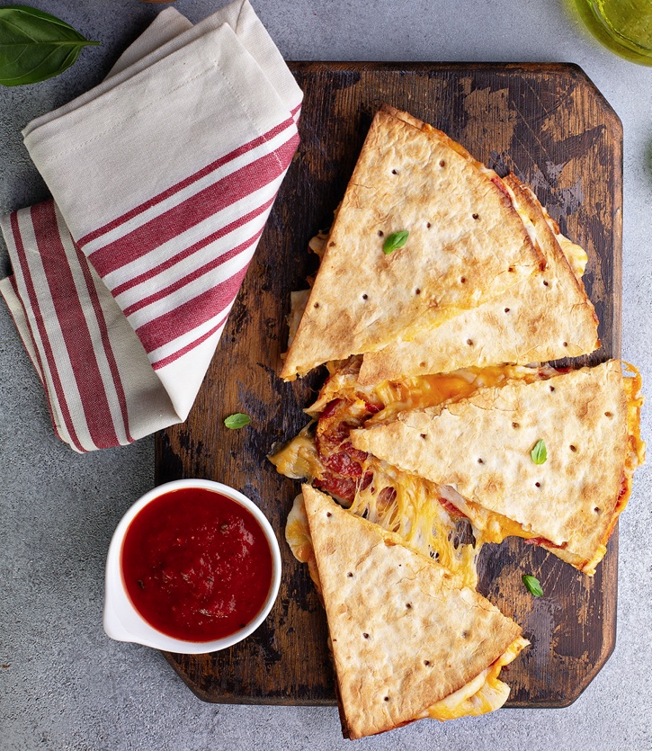 If you're looking for quick and simple weeknight meals for your picky kids, you've got to try these easy pizza quesadillas! Just a few cheap ingredients and everyone will be happy at dinner time. A great last minute cheap meal when you're tired!