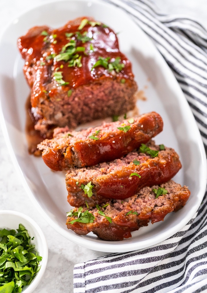 Are you looking for quick and easy ground beef dinner ideas for your family? You've got to try this Stove Top stuffing meatloaf! It's awesome! The most amazing comfort food. This recipe is made with 1 lb of ground beef, a box of stuffing, eggs and ketchup. Perfect for a family on a budget. 