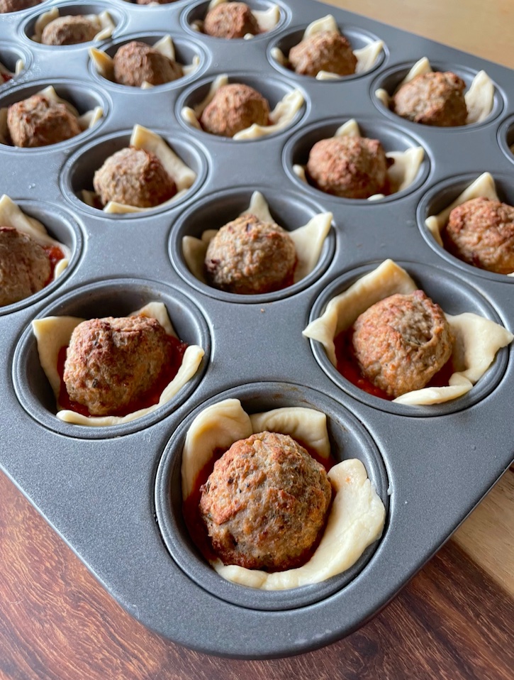 Are you looking for fun dinner ideas at home? Look no further than these meatball cupcakes! They are made with just 4 cheap ingredients, and are super quick and easy to make in a mini muffin tin. 
