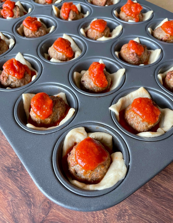 Mini Muffin Tin Meatball Cupcakes | An easy and super fun dinner idea for a family with kids!