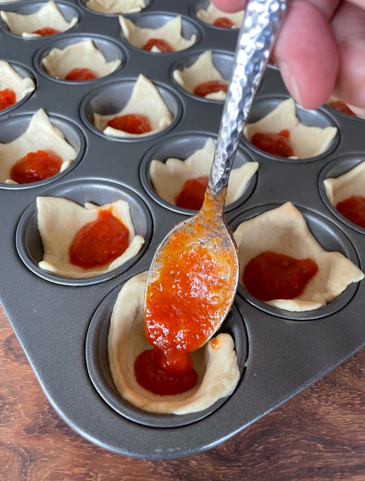 If you need a few family friendly dinner ideas, you've got to try these mini meatball cupcakes! A super savory and delicious meal for a family with picky eaters. 