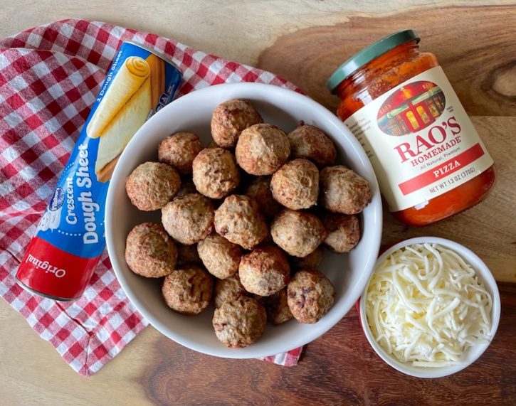 How to make the best mini meatball cupcakes! This fun and easy family dinner is sure to be a hit with your picky eaters. Everyone loves bite-sized food!