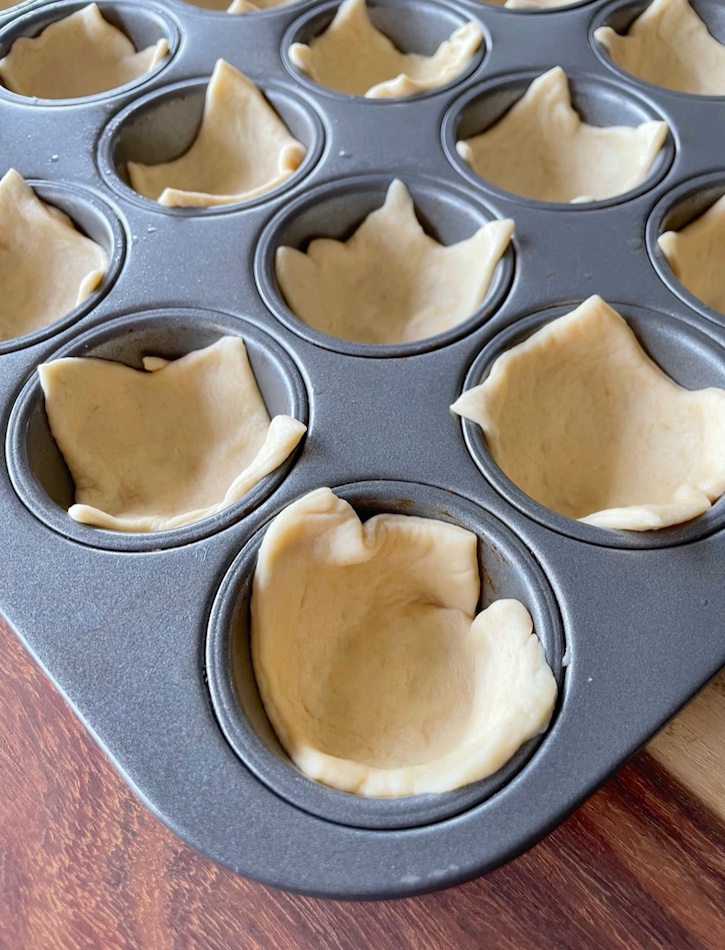 Fun and easy muffin pan recipes for dinner! These mini meatball sub cupcakes are super yummy and kid friendly. Perfect for busy school night meals!