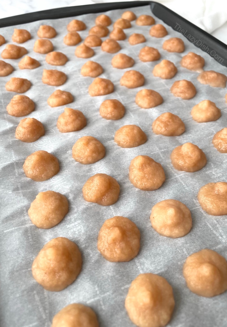 Frozen Applesauce Treats for Kids | Your little munchkins are going to love this healthy summer time treat! Frozen applesauce bites are a total win with toddlers and young children (especially 2 year olds), but even my teenager digs into them! 