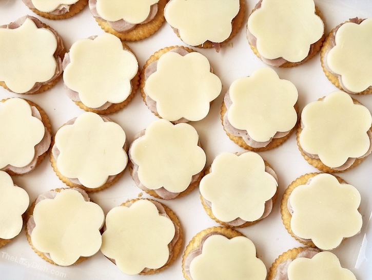 A cute snack idea for kids this summer. This easy recipe is quick to make and will fill little tummies. The perfect recipe to make for your next birthday party or pool party! 