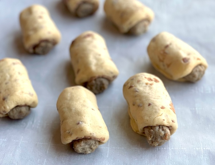 If you're looking for fun and easy breakfast ideas to make with your kids, try this cinnamon roll pigs in a blanket!
