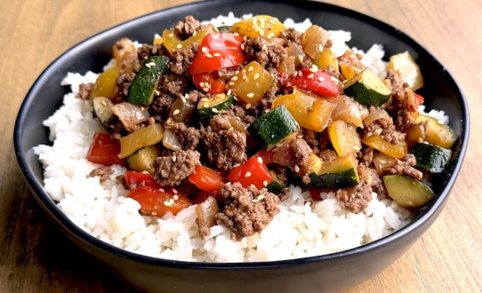 How to make easy rice bowls with a yummy asian style ground beef and bell pepper mixture.