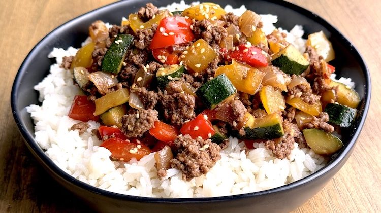 How to make easy rice bowls with a yummy asian style ground beef and bell pepper mixture.