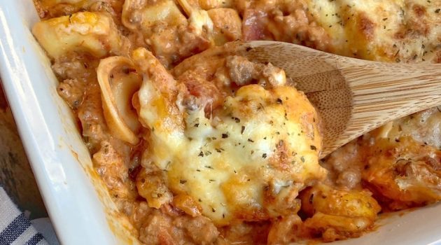 List of 20 quick and easy dinner repines made with 5 ingredients or less. Some of these recipes are made with just 3 ingredients! They're quick to make on busy weeknights.