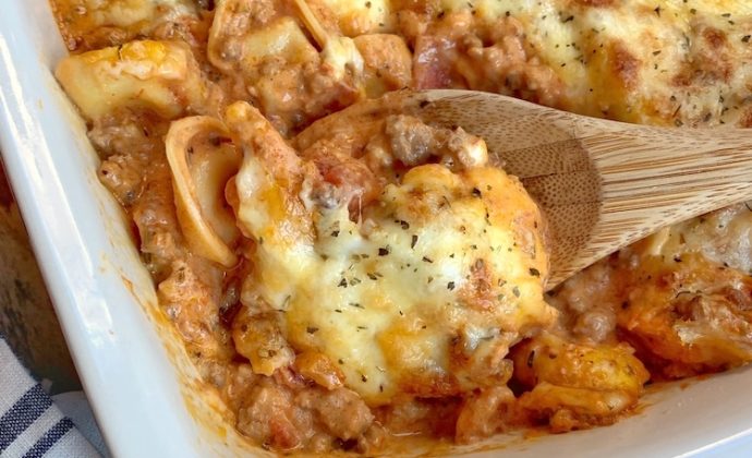 List of 20 quick and easy dinner repines made with 5 ingredients or less. Some of these recipes are made with just 3 ingredients! They're quick to make on busy weeknights.
