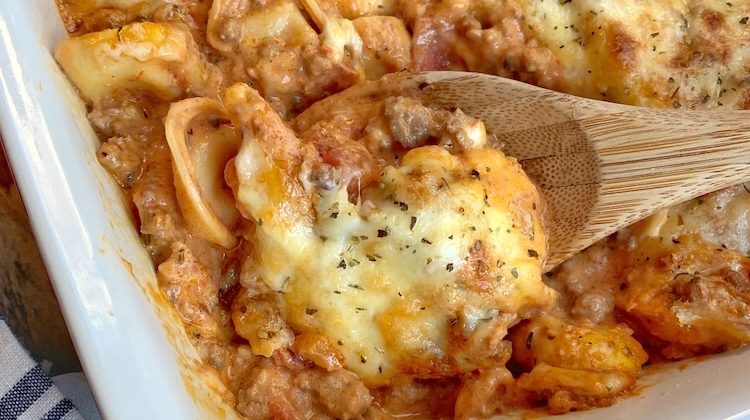 List of 20 quick and easy dinner repines made with 5 ingredients or less. Some of these recipes are made with just 3 ingredients! They're quick to make on busy weeknights.